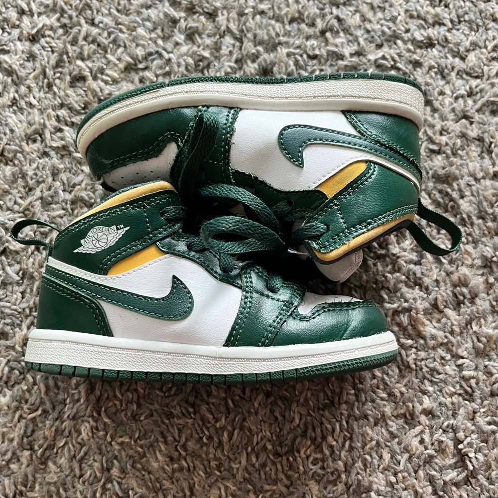 Green, Yellow & White Jordan’s (Size 8)